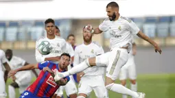 Striker Real Madrid, Karim Benzema, melepaskan tendangan ke gawang Eibar pada laga La Liga di Estadio Alfredo Di Stefano, Senin (15/6/2020). Real Madrid menang 3-1 atas Eibar. (AP/Bernat Armangue)