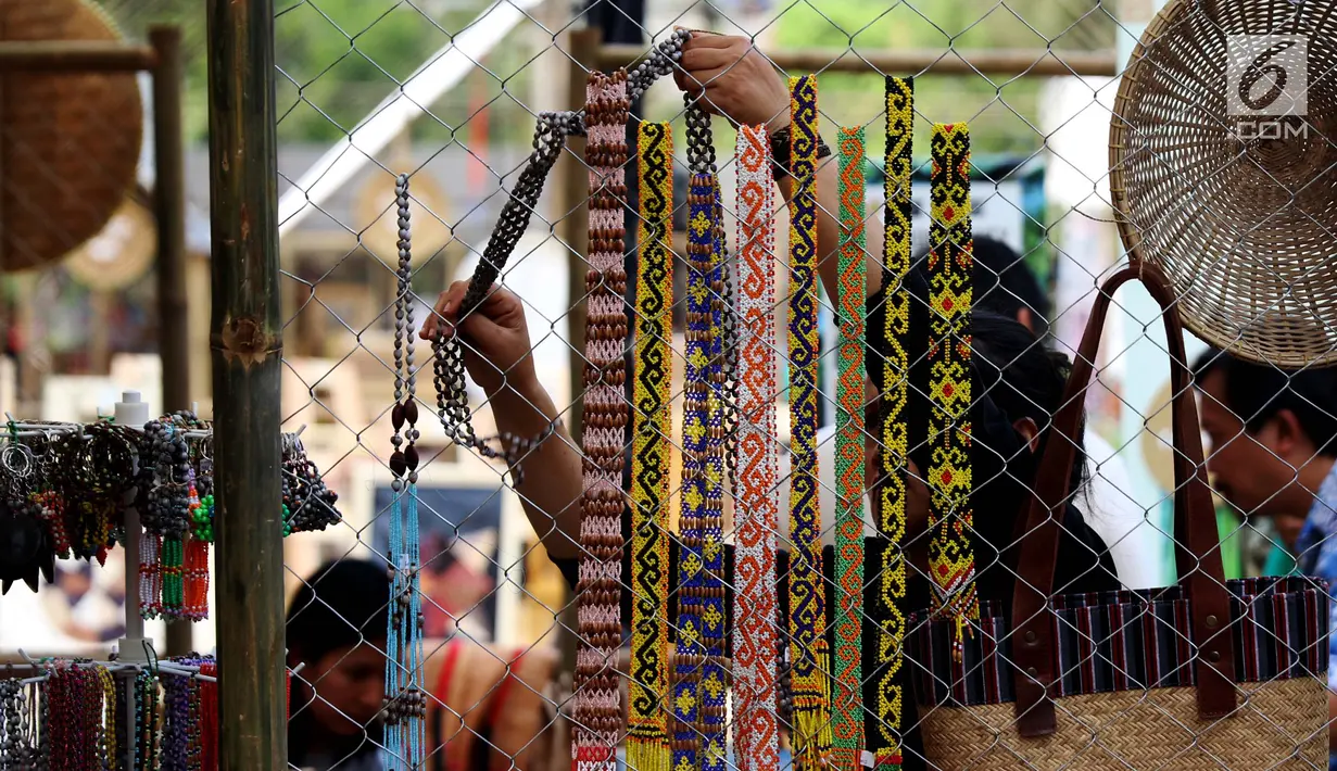 Sejumlah aksesoris hasil kerajinan tangan dipamerkan dalam Festival Panen Raya Nusantara di Taman Menteng, Jakarta, Jumat (13/10). Festival tersebut menampilkan berbagai macam produk nusantara. (Liputan6.com/Angga Yunair)
