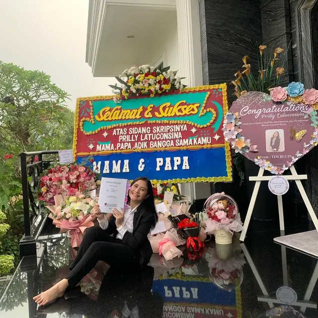 7 Momen Bahagia Prilly Latuconsina Selesai Sidang Skripsi, Banjir Karangan Bunga