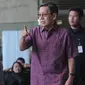 Wakil Presiden ke-11 Republik Indonesia, Boediono berjalan keluar seusai menjalani pemeriksaan di Gedung KPK, Jakarta, Kamis (15/11). Boediono hari ini menjalani pemeriksaan dalam penyelidikan kasus korupsi Bank Century. (Merdeka.com/Dwi Narwoko)