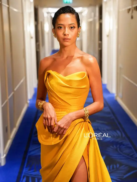Selain makeup, gaun yang dikenakan Putri Marino juga turut meningkatkan penampilan mewahnya di Cannes Film Festival 2023. [Credit: @glenprasetya].