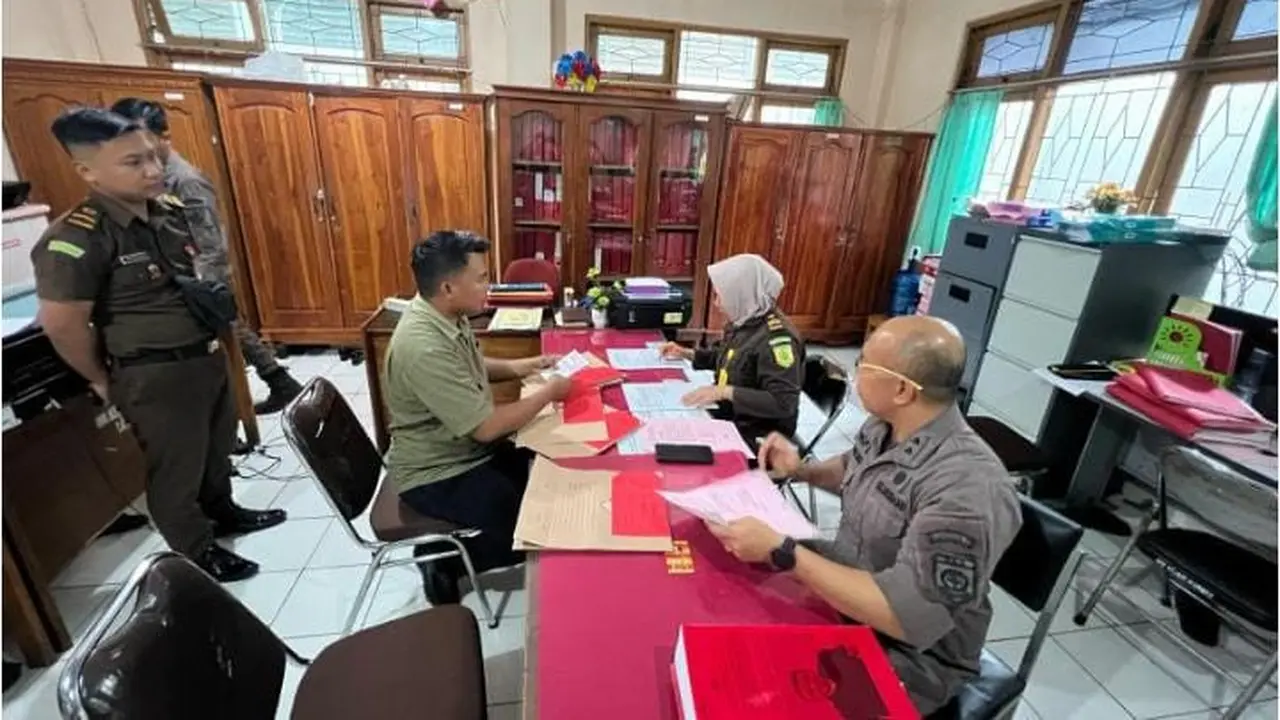 Penyidik Polda NTT saat menyerahkan berkas dan tersangka kasus penipuan yang melibatkan oknum polisi ke jaksa (Liputan6.com/Ola Keda)
