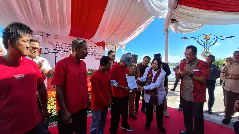 Menteri Sosial (Mensos) Tri Rismaharini menyerahkan bantuan berupa 51 kapal 5 GT kepada nelayan di Kabupaten Bangka dan Bangka Selatan, Provinsi Bangka Belitung, Selasa (4/7/2023).