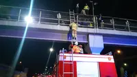 Penyelamatan yang dilakukan Suku Dinas Pemadam Kebakaran Jakarta Timur kepada WN Sudan yang mencoba bunuh diri. (dok Suku Dinas Pemadam Kebakaran Jakarta Timur)