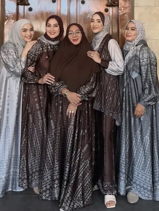 Citra Kirana mudik ke Bandung, ia dan saudara perempuannya tampan kompak mengenakan gamis bermotif. Citra Kirana memilih tampil dengan warna abu-abu senada dengan kerudungnya. [@citraciki]