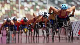Para atlet bertanding dalam final nomor 5000 meter T54 putri Paralimpiade Tokyo 2020 di Stadion Nasional, Tokyo, Jepang, 28 Agustus 2021. (AP Photo/Eugene Hoshiko)