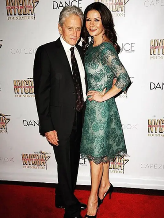 "15 tahun yang lalu dan hari ini... Selamat hari jadi Catherine!" tulis Michael Douglas. (Via Instagram/@catherinezetajones)