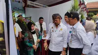 Menteri Pertanian Syahrul Yasin Limpo saat meninjau stand produk pertanian yang menggunakan pupuk organik di di BBPKH Cinagara, Bogor, Rabu (26/10/2022). (Dok. Liputan6.com/Achmad Sudarno)