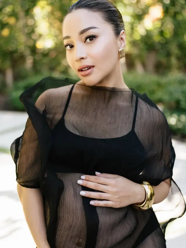 6 Potret Glowing Nikita Willy Lakoni Maternity Shoot di Luar Negeri, Elegan dengan Crop Top-Baju Transparan