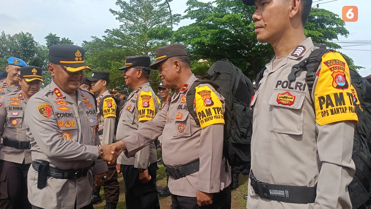 Kapolres Serang, AKBP Condro Sasongko, Lepas Personel Pengamanan TPS Pilkada Serentak 2024. (Senin, 25/11/2024). (Yandhi Deslatama/Liputan6.com).