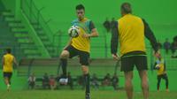 Striker Arema Cronus, Gustavo Giron antusias menyambut latihan perdana timnya usai libur lebaran. (Bola.com/Iwan Setiawan)