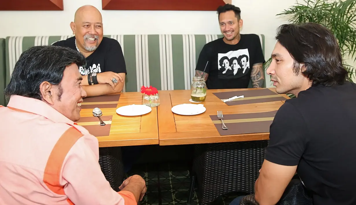 "Kalau beliau (Indro) memang senior ya, artinya memang udah bintang kawakan. Tapi yang saya kagum beliau-beliau ini (Tora dan Abimana), ini tokoh-tokoh ganteng tiba-tiba jadi pelawak, luar biasa," terang Rhoma Irama. (Bambang E.Ros/Bintang.com)