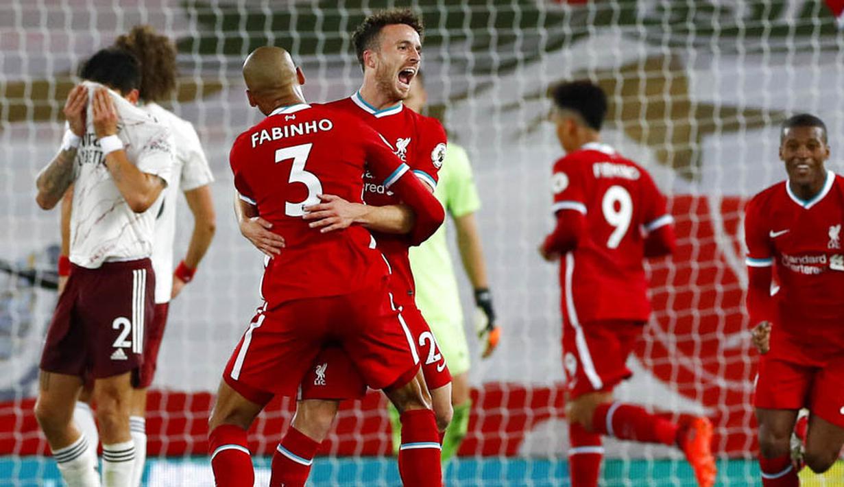 Para pemain Liverpool merayakan gol yang dicetak oleh Diogo Jota ke gawang Arsenal pada laga Liga Inggris di Stadion Anfield, Senin (28/9/2020). Liverpool menang dengan skor 3-1. (Jason Cairnduff/Pool via AP)