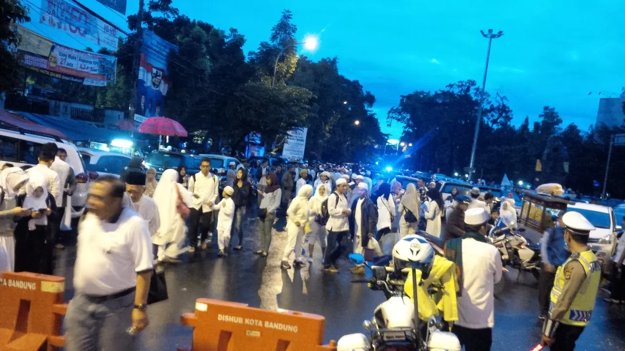 Ribuan Jemaah Salat Subuh di Masjid Pusdai Bandung