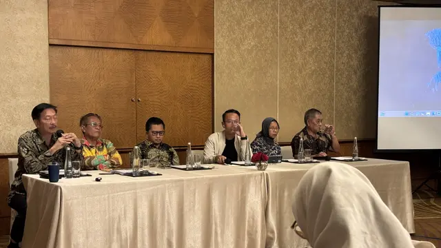 Kuasa hukum dari pihak Oriental Circus Indonesia (OCI) memberikan keterangan kepada awak media.