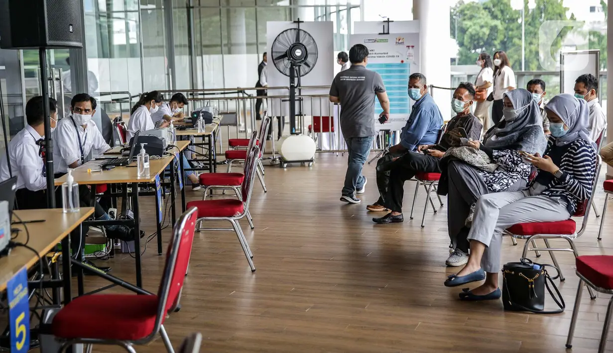 Pekerja swasta mengikuti proses vaksinasi COVID-19 saat program Vaksinasi Gotong Royong di Sudirman Park Mall, Jakarta, Rabu (19/5/2021). Vaksin yang disuntikkan dalam program Vaksinasi Gotong Royong adalah Sinovam. (Liputan6.com/Faizal Fanani)