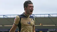 Gol Spektakuler Gelandang Muda Leeds United