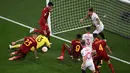 Kiper Sevilla, Yassine Bounou (dua kiri), berhasil menggagalkan kemelut di depan gawangnya dari serangan pemain AS Roma pada laga final Liga Europa 2022/2023 yang berlangsung di Puskas Arena, Budapest, Kamis (1/6/2023) dini hari WIB. (AFP/Ferenc Isza)