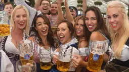 Sejumlah wanita memegang gelas berisi bir saat mengikuti festival minum bir tahunan dalam pembukaan Oktoberfest ke-182 di Munich, Jerman (16/9). Festival ini diadakan dari tanggal 16 sampai 3 Oktober 2017. (AFP Photo/dpa/Felix Hörhager/Germany Out)