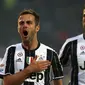 Miralem Pjanic mencetak gol ketiga Juventus pada menit ke-90+2 ke gawang Torino dalam laga pekan ke-16 Serie A 2016-2017 di Stadion Olimpico Grande Torino, Minggu (11/12/2016). (AFP/Marco Bertorello)