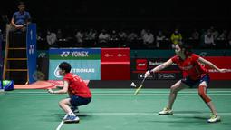 Di game kedua laga berjalan ketat dan Zhang Shu Xian/Zheng Yu mampu unggul 11-10 saat interval. Apriyani Rahayu/Siti Fadia hanya mampu memberi perlawanan hingga kedudukan 12-15. Setelah itu pasangan Cina mampu merebut 6 poin beruntun untuk menyelesaikan game kedua dengan 21-12 hingga memaksa terjadinya rubber game. (AFP/Mohd Rasfan)