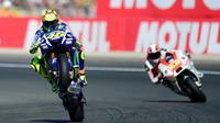 Momen buruk Rossi di MotoGP Valencia kembali hadir pada musim 2015. Rossi kehilangan gelar juara dunia MotoGP yang sudah di depan mata usai hanya mampu finis di urutan ke-4 akibat harus start dari posisi buncit. (AFP/Jose Jordan)