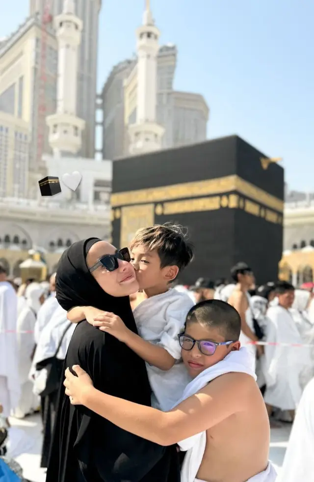 Momen Nikita Mirzani umrah bareng kedua putranya, wakafkan 300 Alquran