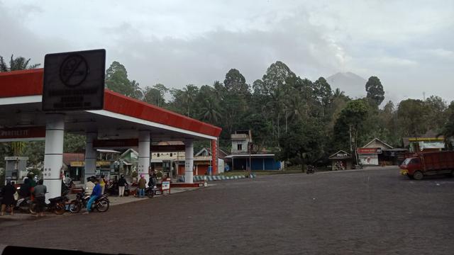 Pertamina Patra Niaga di wilayah Jatimbalinus memastikan ketahanan stok dan penyaluran BBM dan LPG tetap terjaga di tengah kejadian erupsi Gunung Semeru pada Sabtu, 4 Desember 2021.