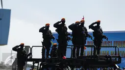 Sejumlah pasukan khusus (Paskhas) TNI memberi hormat saat melakukan defile pada gladi HUT TNI di Taxi Way Skuadron Udara Bandara Halim Perdanakusumah, Jakarta, Minggu (9/4). (Liputan6.com/Faizal Fanani)