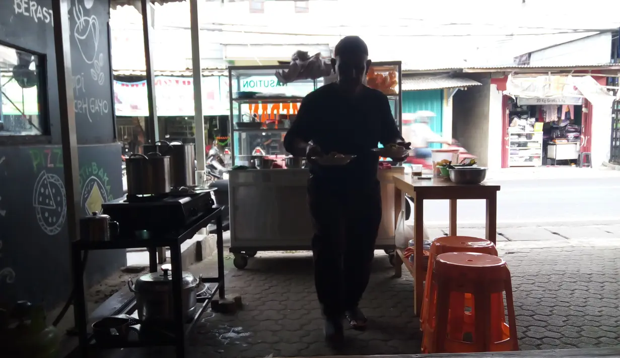 “Kita cari tempat (yang mewah) tapi ga ada yang datang untuk apa? Asik gini, bisa melayani orang. Di sini saya Alhamdulillah bisa zuhur, Ashar, Maghrib, Isya tepat waktu karena dibelakang ada masjid, dinikmatin,” ujar Hamzah. (Nurwahyunan/Bintang.com)