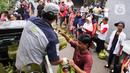 Sejumlah warga mengantre untuk membeli gas dari salah satu suplier di Jalan Melati 3, Kecamatan Benda Baru, Tangerang Selatan, Banten, Senin (3/2/2025). (Magang/Liputan6.com/Muhammad Rizal)