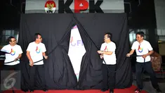 Wakil Ketua KPK Alexander Marwata, Dirjen Bea Cukai Heru Pambudi, Ketua Ombudsman RI Amzulian Rifai dan Dikyanmas KPK, Sujanarko meluncurkan logo PROFIT (Profesional Berintegritas) di Gedung baru KPK, Jakarta, Senin (17/10). (Liputan6.com/Johan Tallo)