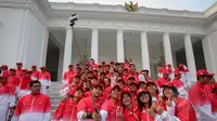 Sejumlah kontingen Indonesia menyempatkan untuk selfie sebelum acara pelepasan kontingen sea games di Istana Merdeka, Jakarta, Selasa (26/5/2015). Kontingen Indonesia akan berjuang di ajang SEA Games 2015 Singapura. (Liputan6.com/Faizal Fanani)