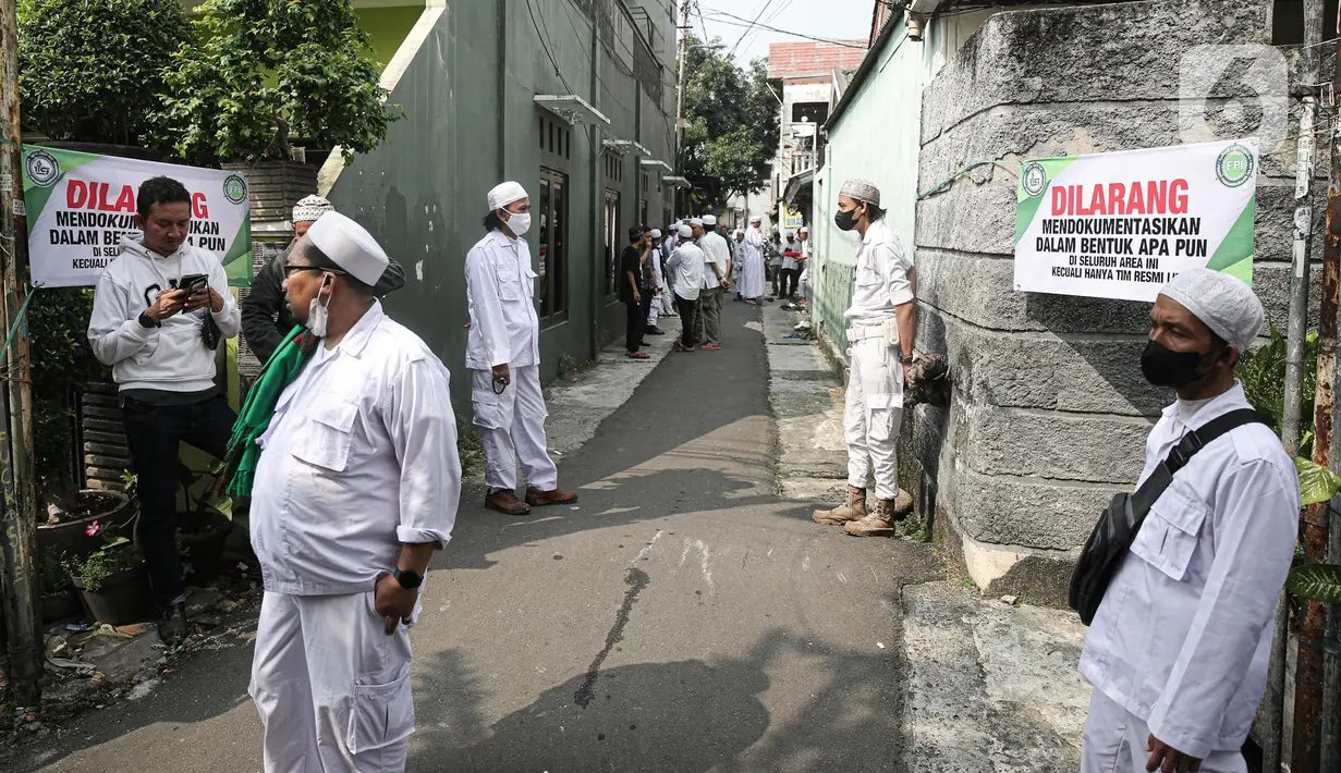 <p>Spanduk bertuliskan larangan mengambil foto di wilayah Jalan Petamburan III, Jakarta, Rabu (20/7/2022). Mantan pimpinan Front Pembela Islam (FPI) Muhammad Rizieq Shihab dinyatakan bebas bersyarat dari Rutan Bareskrim Polri, pada hari ini. (Liputan6.com/Faizal Fanani)</p>