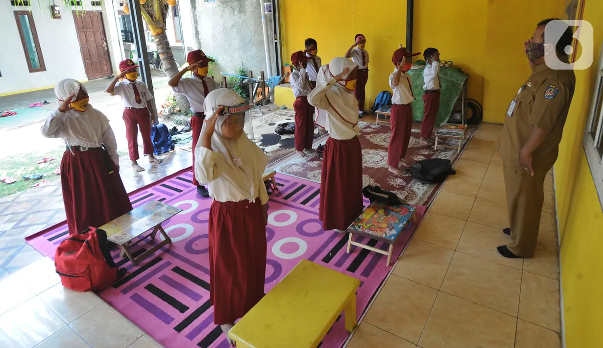 Murid kelas III SDN 02 Pondok Petir mengikuti kegiatan belajar mengajar di teras rumah salah satu siswa di Depok, Senin (31/08/2020). Sudah hampir dua minggu ini, mereka mengadakan pembelajaran secara tatap muka dengan guru yang berkeliling atas permintaan wali murid. (merdeka.com/Arie Basuki)