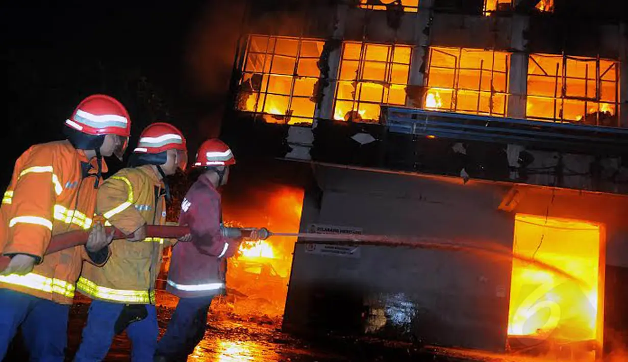 Petugas pemadam kebakaran tampak berusaha memadamkan api yang membakar seluruh ruangan pabrik (Liputan6.com/Faisal R Syam)