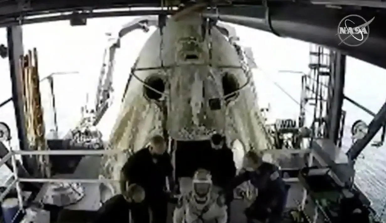 Tangkapan layar yang diambil dari NASA TV ini menunjukkan seorang astronaut dibantu keluar dari wahana antariksa Crew Dragon SpaceX "Endeavour" di kapal penjemputan SpaceX, GO Navigator, di lepas pantai Pensacola, Florida, Amerika Serikat (AS) (2/8/2020). (Xinhua/NASA TV)