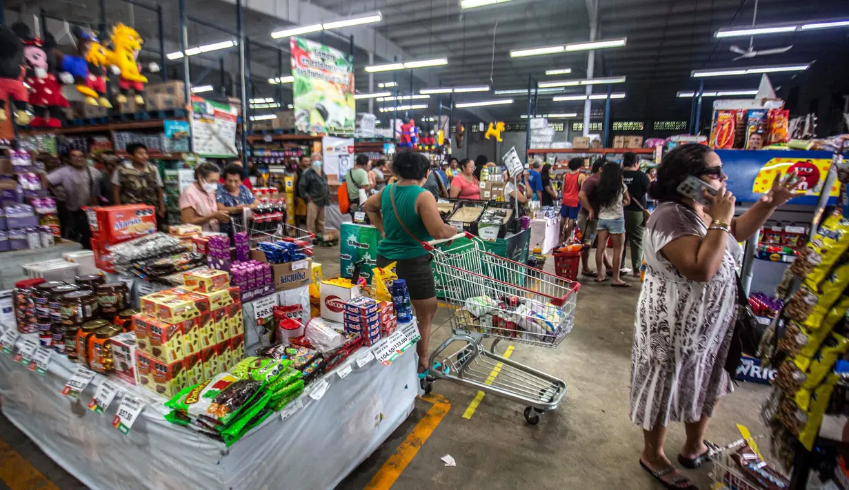 Orang-orang berbelanja makanan di supermarket menjelang Badai Milton di Merida, Negara Bagian Yucatan, Meksiko, pada 7 Oktober 2024. (HUGO BORGES/AFP)