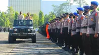 Kapolda Riau Mohammad Iqbal mengecek personel yang akan diturunkan pada Operasi Ketupat Lancang Kuning. (Liputan6.com/M Syukur)