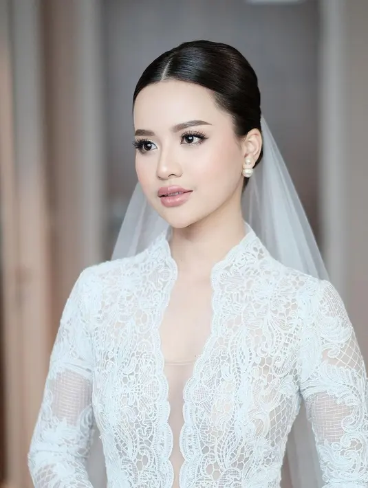 Ia terlihat cantik dengan makeup flawless yang membuat kulitnya terlihat bercahaya, tanpa kesan berlebihan. [Foto: Instagram/anggimarito]