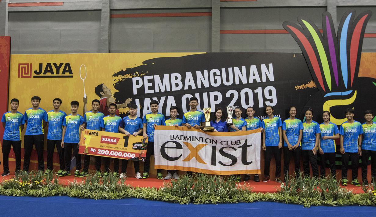 Para pebulutangkis Exist menjadi juara usai mengalahkan Jaya Raya pada final tim beregu Pembangunan Jaya Cup 2019 di GOR Jaya Raya, Banten, Sabtu (21/12). Exist menang 3-1 atas Jaya Raya. (Bola.com/Vitalis Yogi Trisna)
