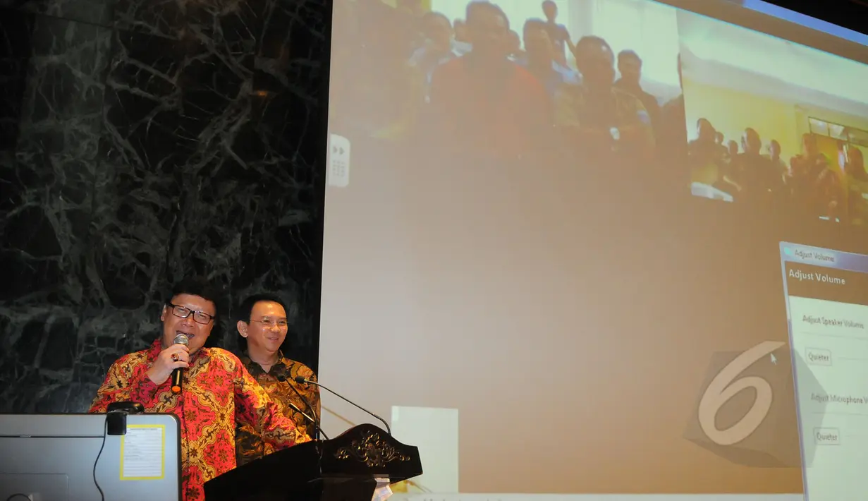 Mendagri Tjahjo Kumolo dan Gubernur DKI Basuki Tjahaja Purnama saat teleconference dengan 2 kelurahan di Jakarta pada pembukaan Musyawarah Perencanaan Pembangunan (Musrenbang) di Balai Kota Jakarta, Selasa (14/4/2015). (Liputan6.com/Herman Zakharia)