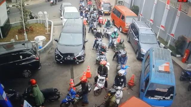 Antrian kendaraan di salah satu SPBU Garut, sebelum pengumuman kenaikan harga BBM disampaikan pemerintah siang tadi. (Liputan6.com/Jayadi Supriadin )