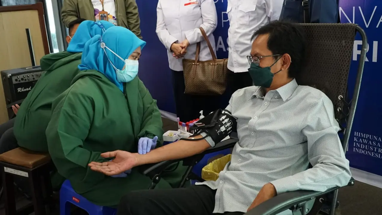 Ketua DPRD Kota Surabaya Adi Sutarwijono donor darah konvalensen. (Dian Kurniawan/Liputan6.com)