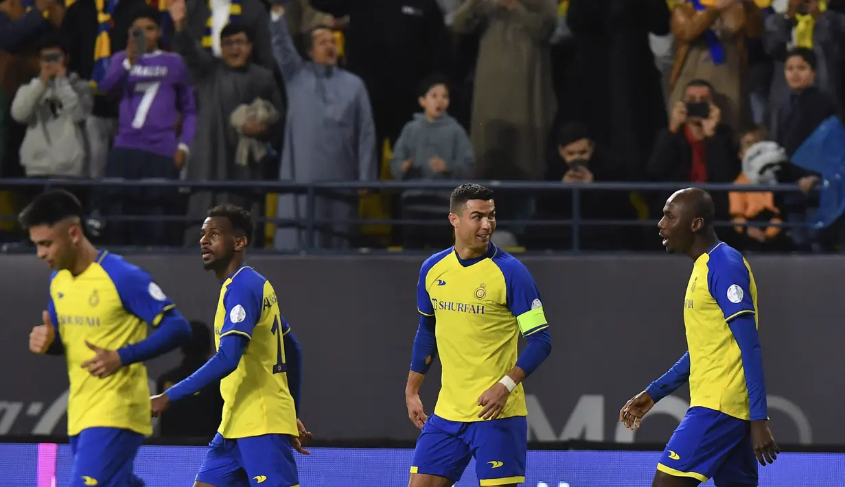 <p>Penyerang Al Nassr, Cristiano Ronaldo (kedua kanan) merayakan dengan rekan setimnya setelah Anderson Talisca mencetak gol ke gawang Al Ettifaq selama pertandingan Liga Pro Saudi di Stadion Mrsool Park, di Riyadh, Arab Saudi, Minggu (22/1/2023). Di laga ini, Ronaldo bermain 90 menit namun tidak ada gol yang lahir dari kaki atau kepalanya. (AP Photo)</p>