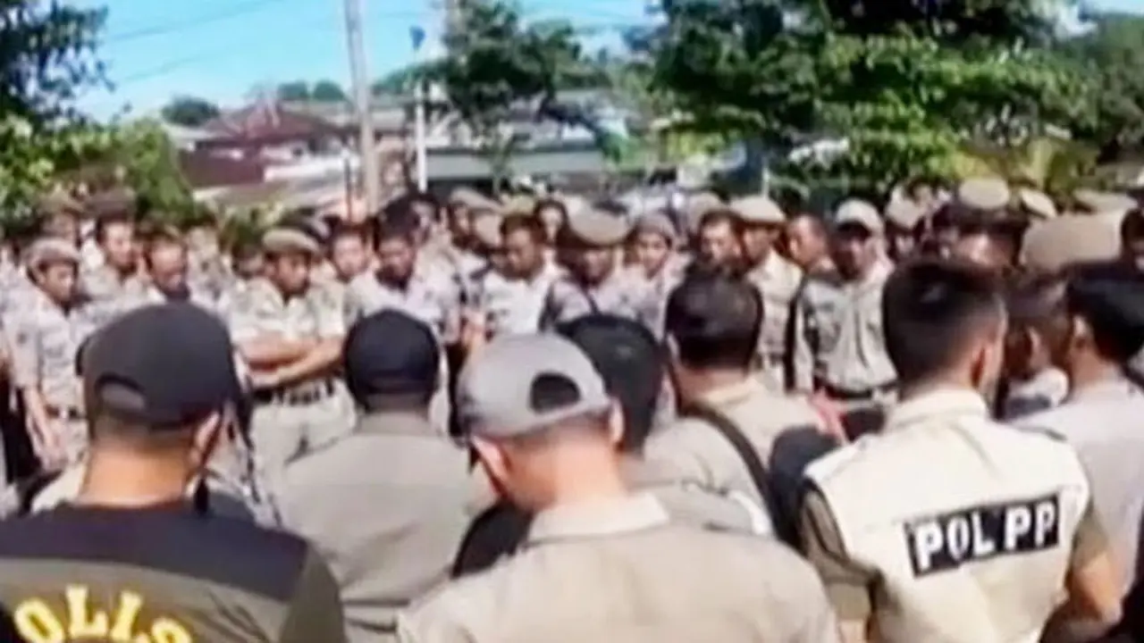VIDEO: Honor Dipangkas, Ratusan Satpol PP Bengkulu Mogok Kerja