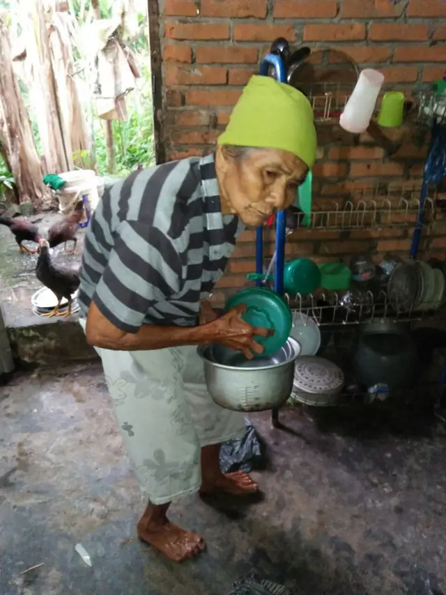 [Bintang] Jadi Korban First Travel, Nenek Ini Akhirnya Bisa Umrah dengan Bantuan Netizen