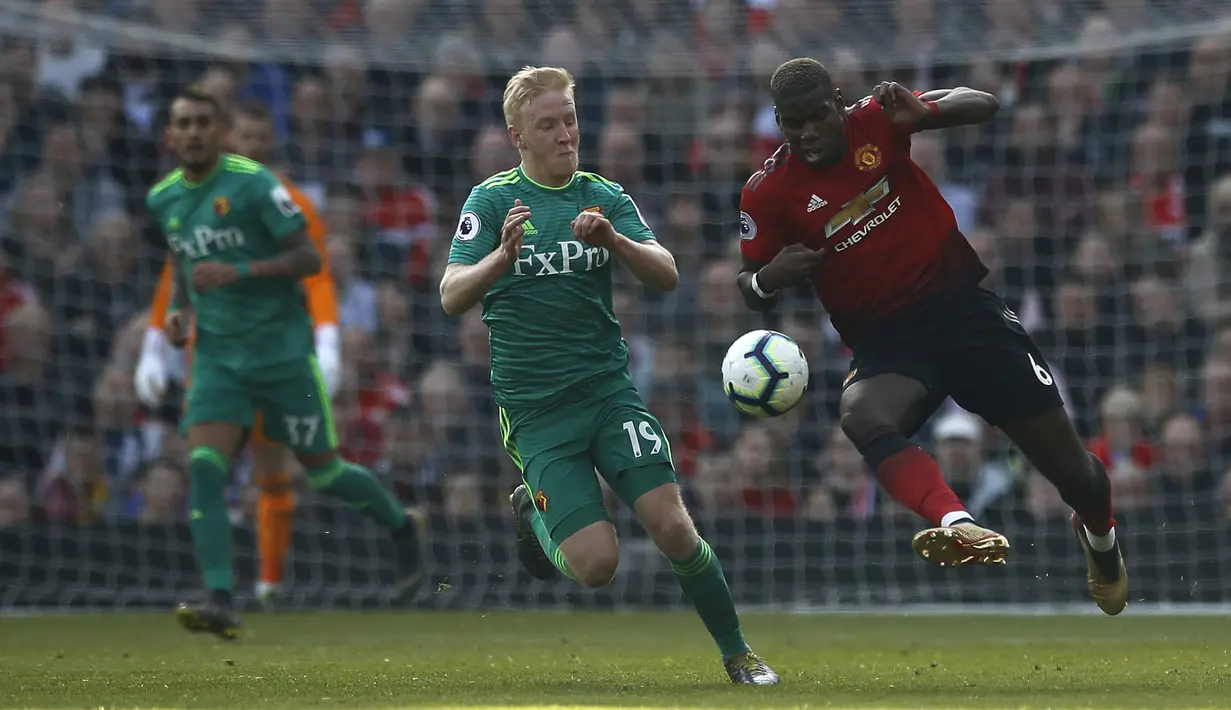 Gelandang Manchester United, Paul Pogba, berebut bola dengan pemain Watford, Will Hughes, pada laga Premier League di Stadion Old Trafford, Sabtu (30/3). Manchester United menang 2-1 atas Watford. (AP/Martin Rickett)