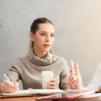 Ilustrasi dua orag wanita sedang berdiskusi (sumber foto: pexels.com/Tirachard Kumtanom)