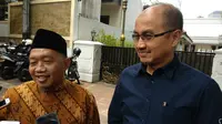 Ketua Fraksi PKS DPRD DKI Abdurrahman Suhaimi (memakai kopiah) yang mengajak calon wagub DKI Jakarta Agung Yulianto (berbaju biru). (Liputan6.com/ Delvira Chaerani Hutabarat)